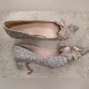 Light gold shiny high heels with gold bows